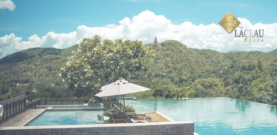  jacuzzi al costat do de la piscina